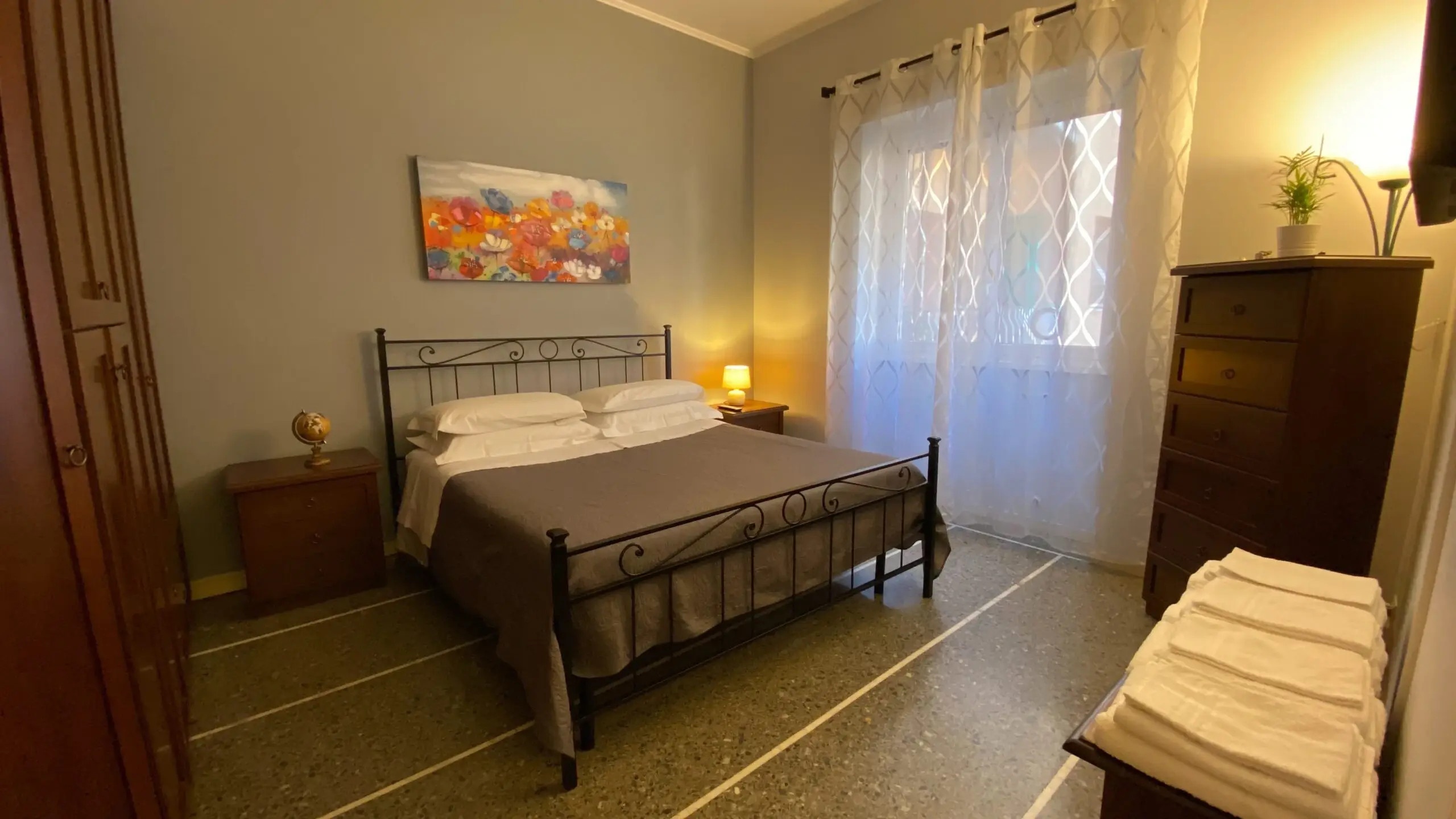 Sypialnia z łóżkiem małżeńskim w apartamencie La Dimora w Rzymie, blisko Bazyliki św. Piotra