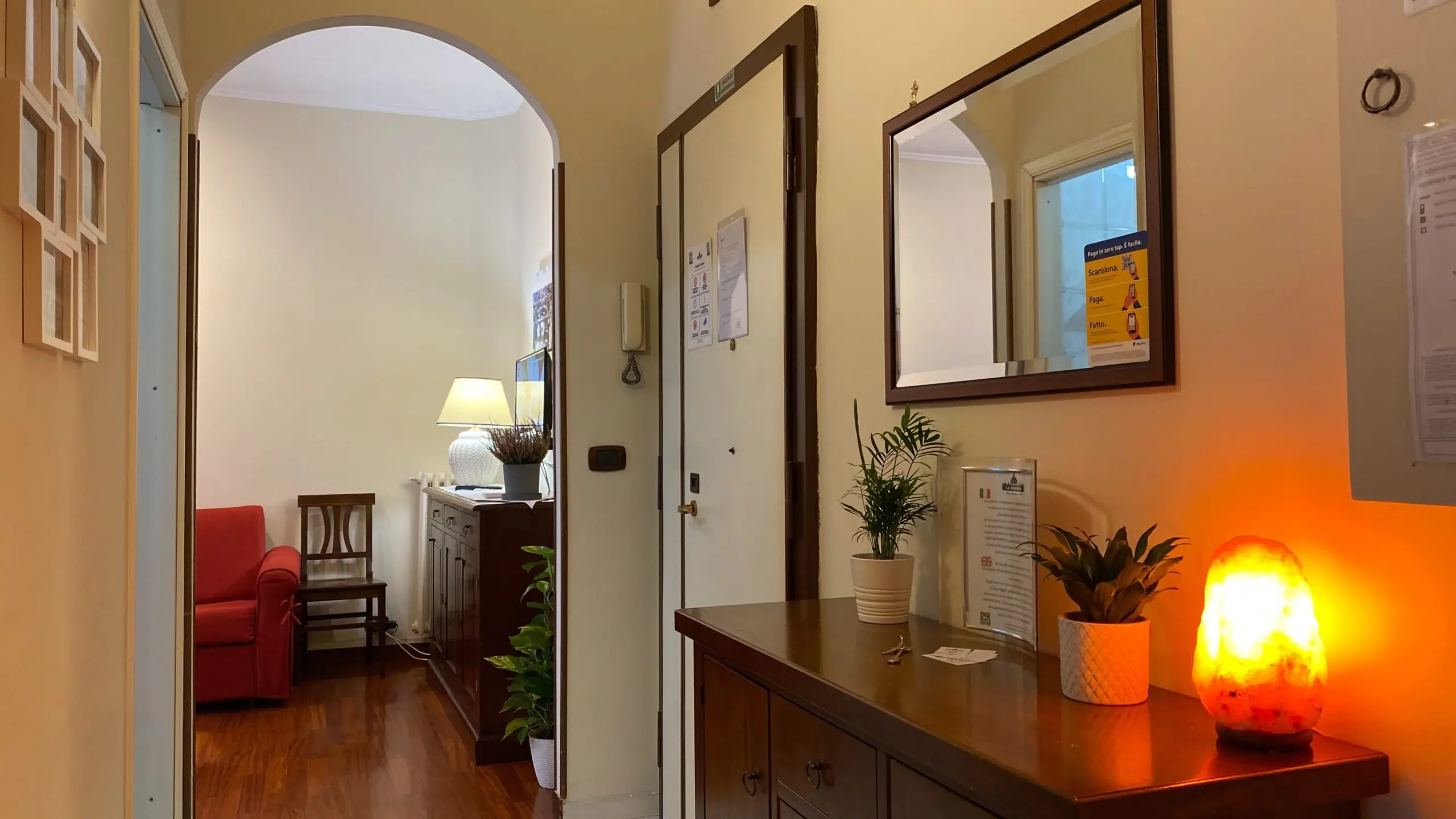 Wejście do apartamentu z łukiem i lustrem