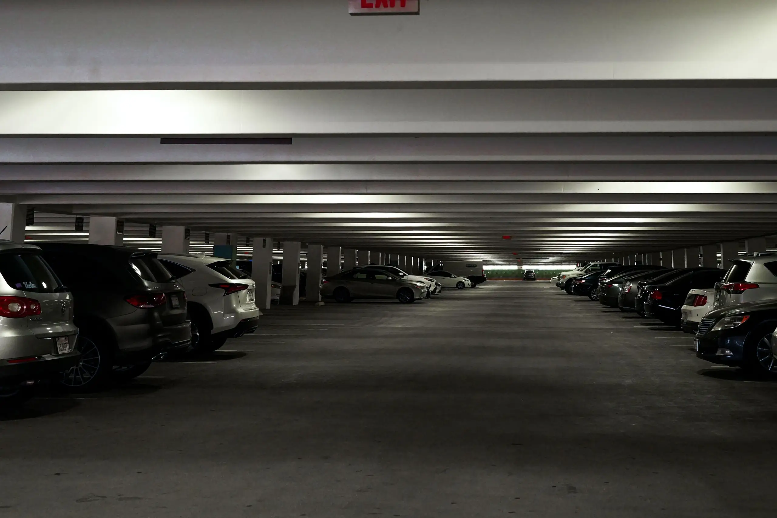 Kryty parking z samochodami ustawionymi w równych rzędach