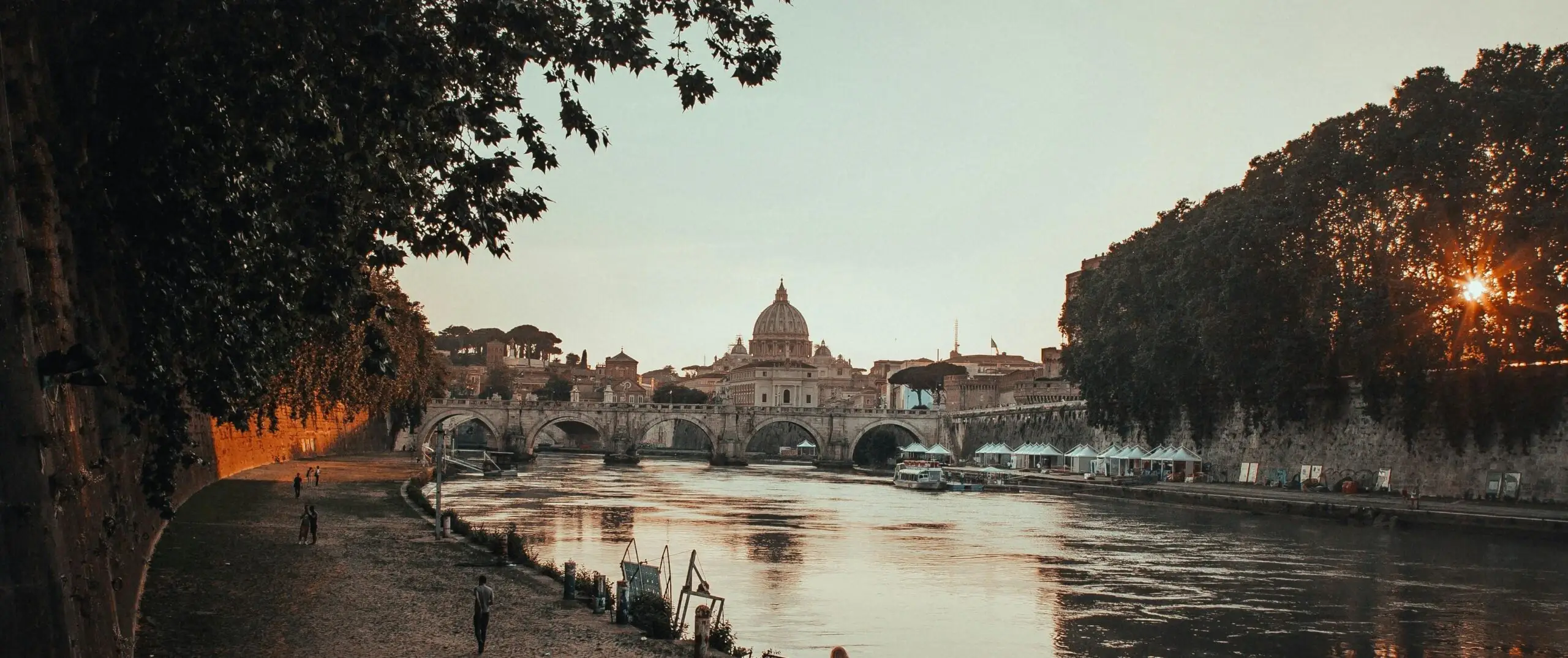 Die Kuppel des Petersdoms vom Tiberufer bei Sonnenuntergang, mit der Engelsbrücke